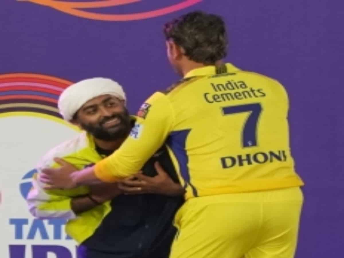 When legends meet: Arijit Singh touches Dhoni's feet at IPL opening ceremony
