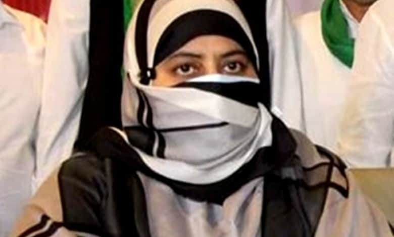 Atiq's lawyer handled his financial matters, reported to Shaista