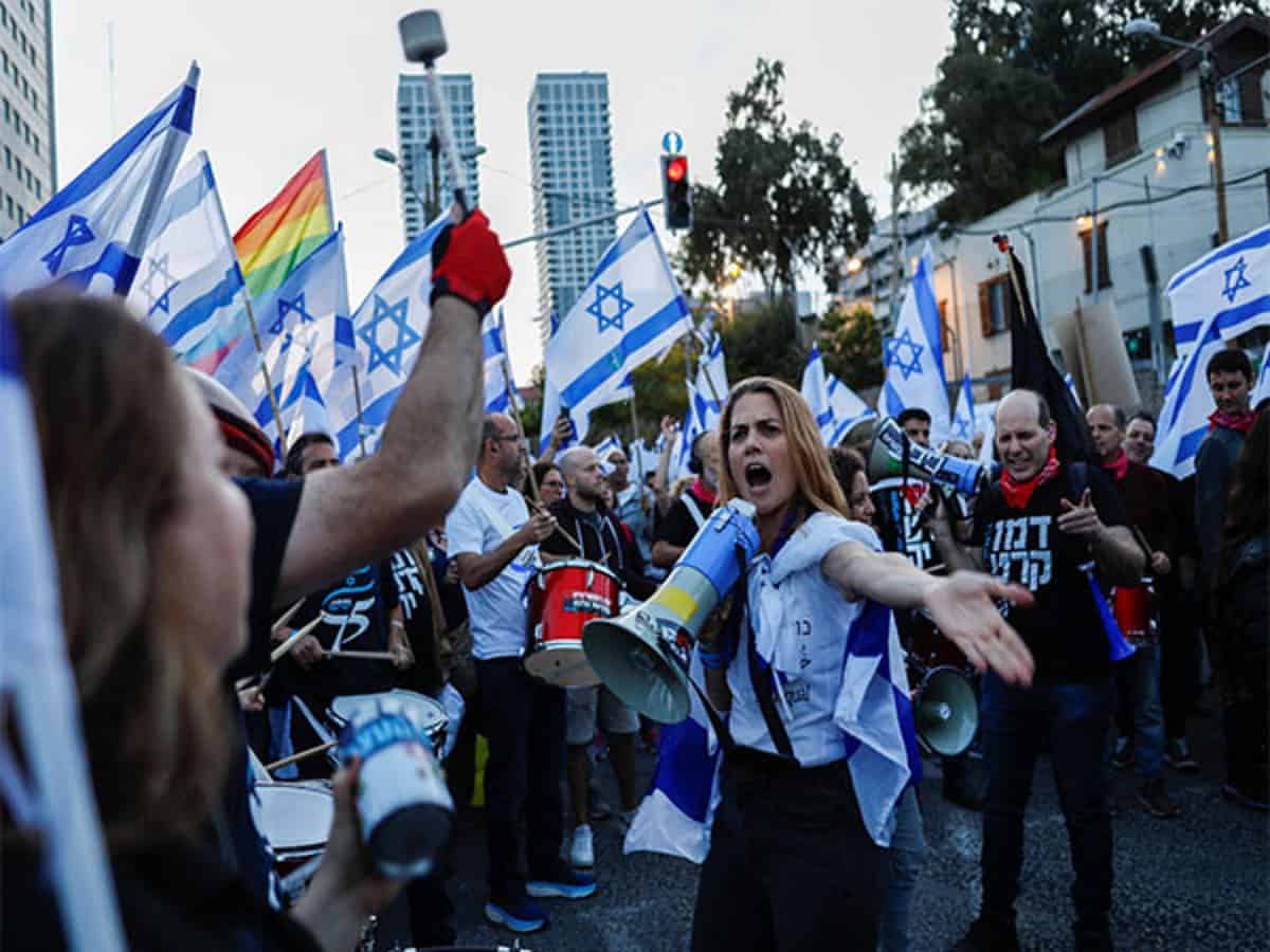 Tens of thousands of Israelis protest against judicial reform