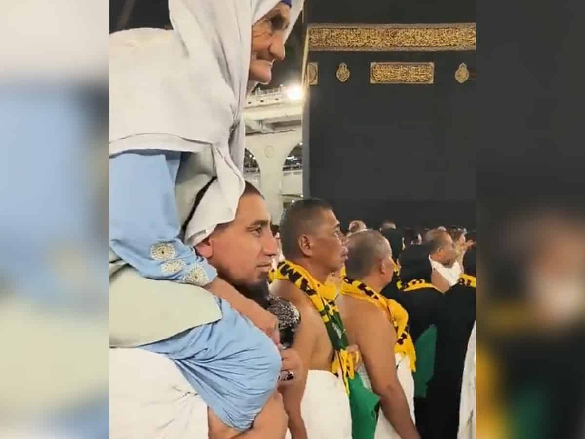 Watch: Man carry his mother on shoulders while performing Umrah