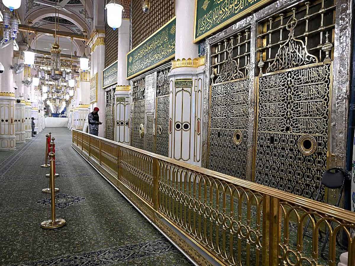 Saudi Arabia launches brass barrier around Prophet's Chamber