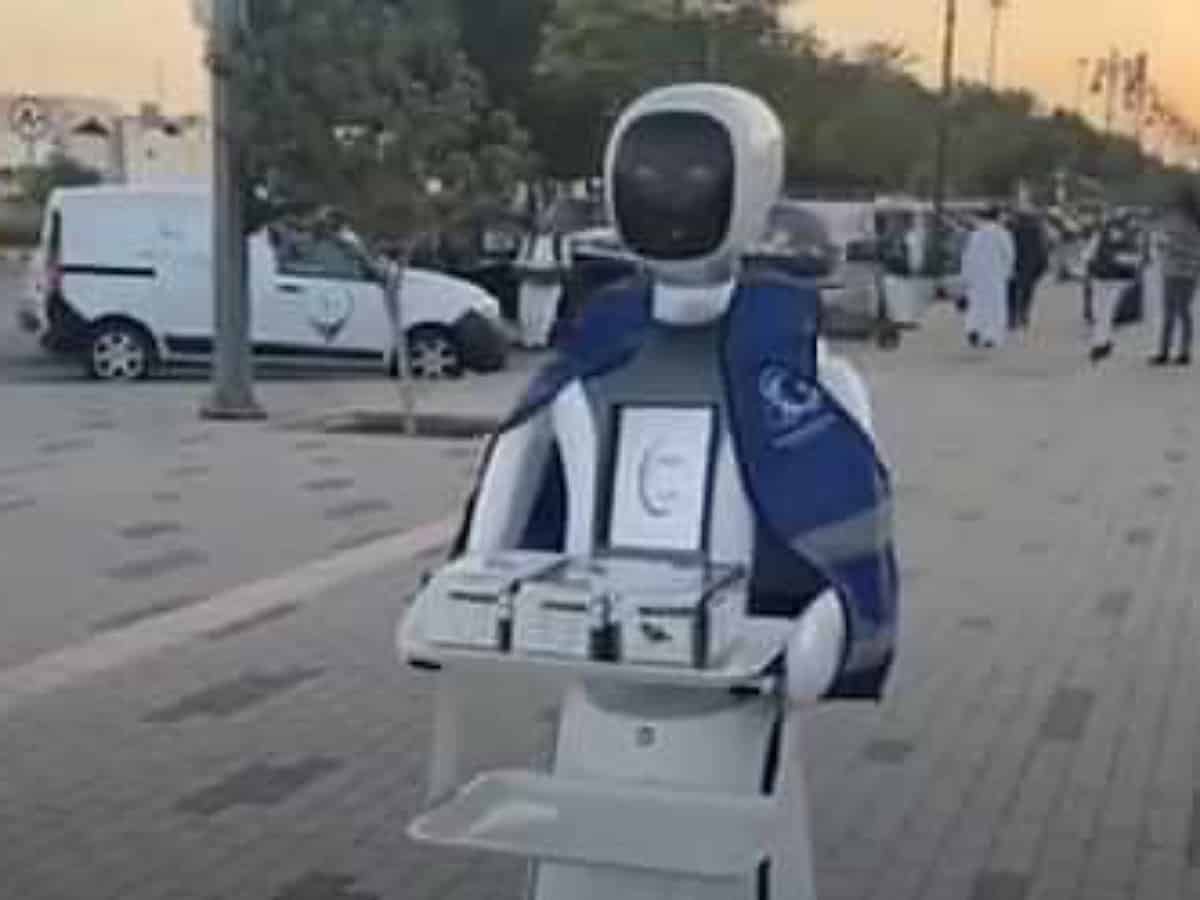 Video: Robot serves iftar meal in Saudi Arabia's capital