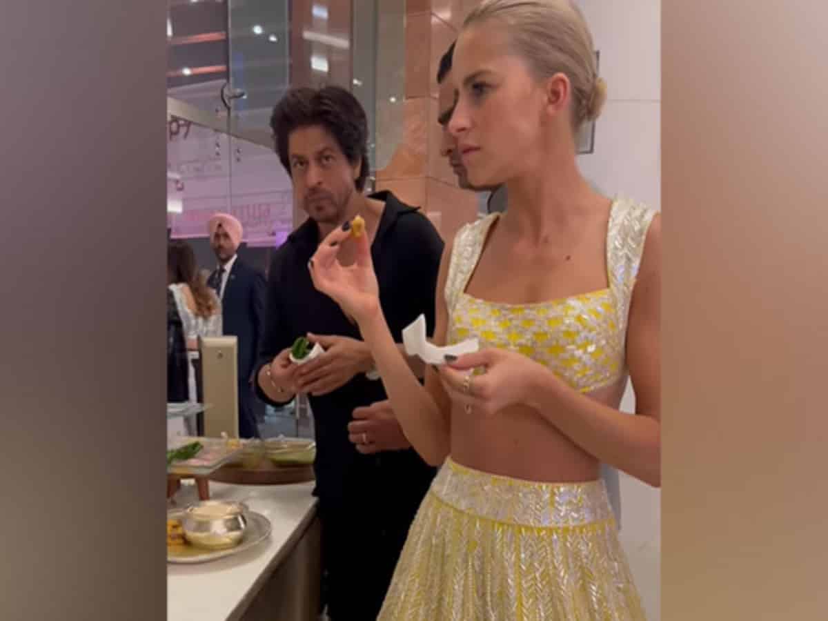 Shah Rukh Khan enjoys paan in new viral video from NMACC gala