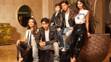 Shah Rukh Khan and Gauri posed with kids for another blockbuster frame, fan calls it 'Hamari Pathaan family'