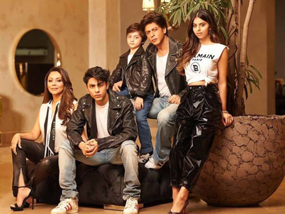 Shah Rukh Khan and Gauri posed with kids for another blockbuster frame, fan calls it 'Hamari Pathaan family'
