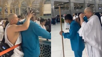 Video: Pilgrim massages cleaners at Makkah's Grand Mosque
