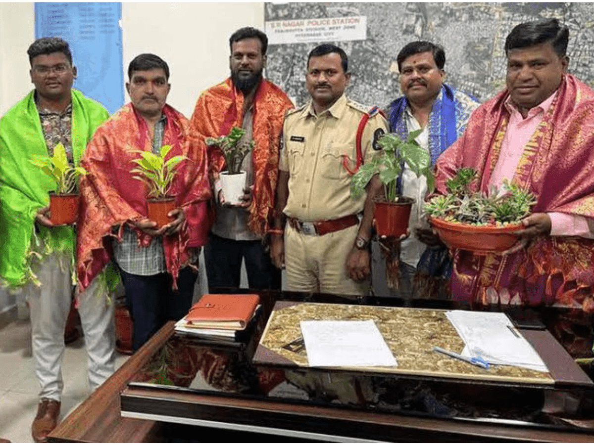 Hyderabad: Police felicitate 6 persons for saving woman’s life from jilted lover