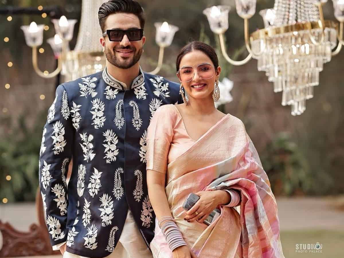 Jasmin Bhasin, Aly Goni's 'engagement' photo goes viral