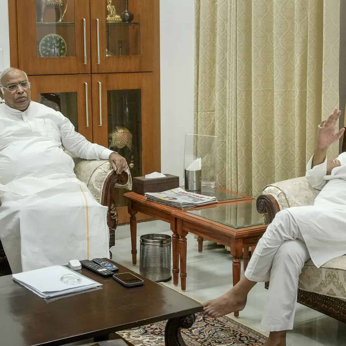 Bihar Chief Minister Nitish Kumar at Kharge's residence