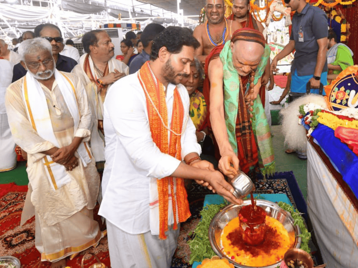 Jagan participates in Maha Yagam for Andhra's progress