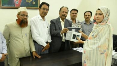 AMU VC gives out 900 tablets under UP's youth empowerment scheme