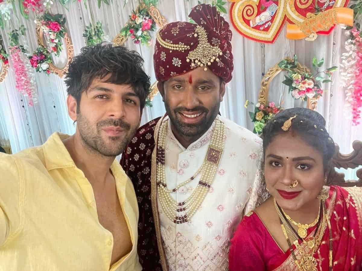 Kartik Aaryan attends his spotboy's wedding, poses for pictures