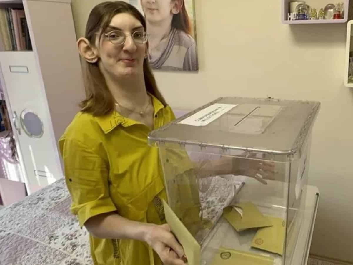 World's tallest woman participates in Turkish elections