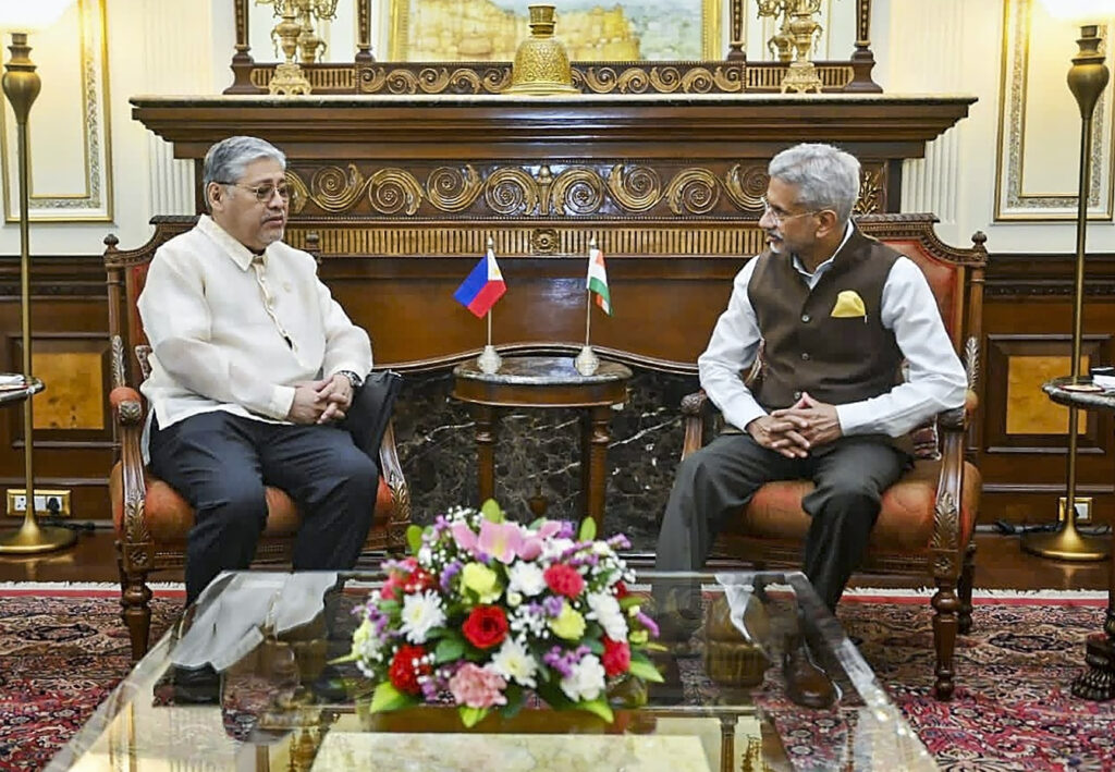 S. Jaishankar with Enrique Manalo