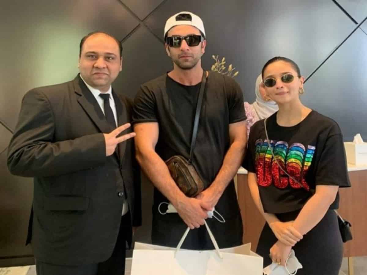 Alia Bhatt, Ranbir Kapoor goes for shopping in Dubai, pose with fan