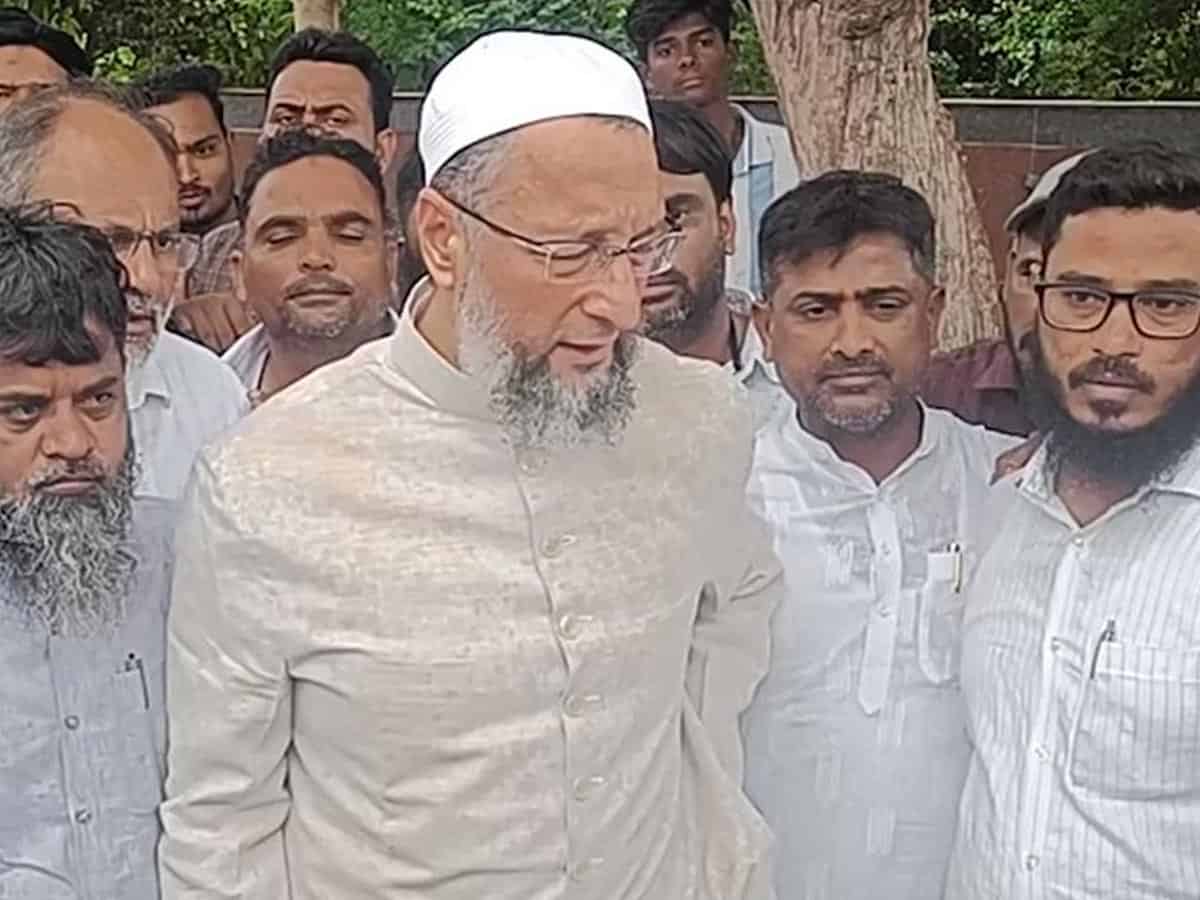 Asaduddin Owaisi meets AIMIM ward members at Nizamabad jail