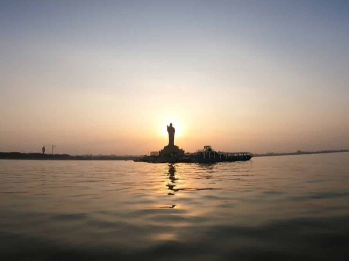 Hyderabad: Bad smell from Hussain Sagar Lake continues