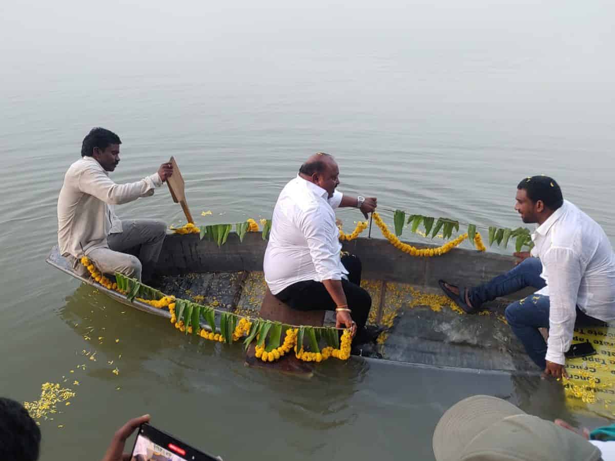 Boat carrying Telangana minster turns turtle in Karimnagar