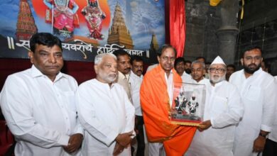 KCR offers prayers at Pandharpur temple in Maharashtra