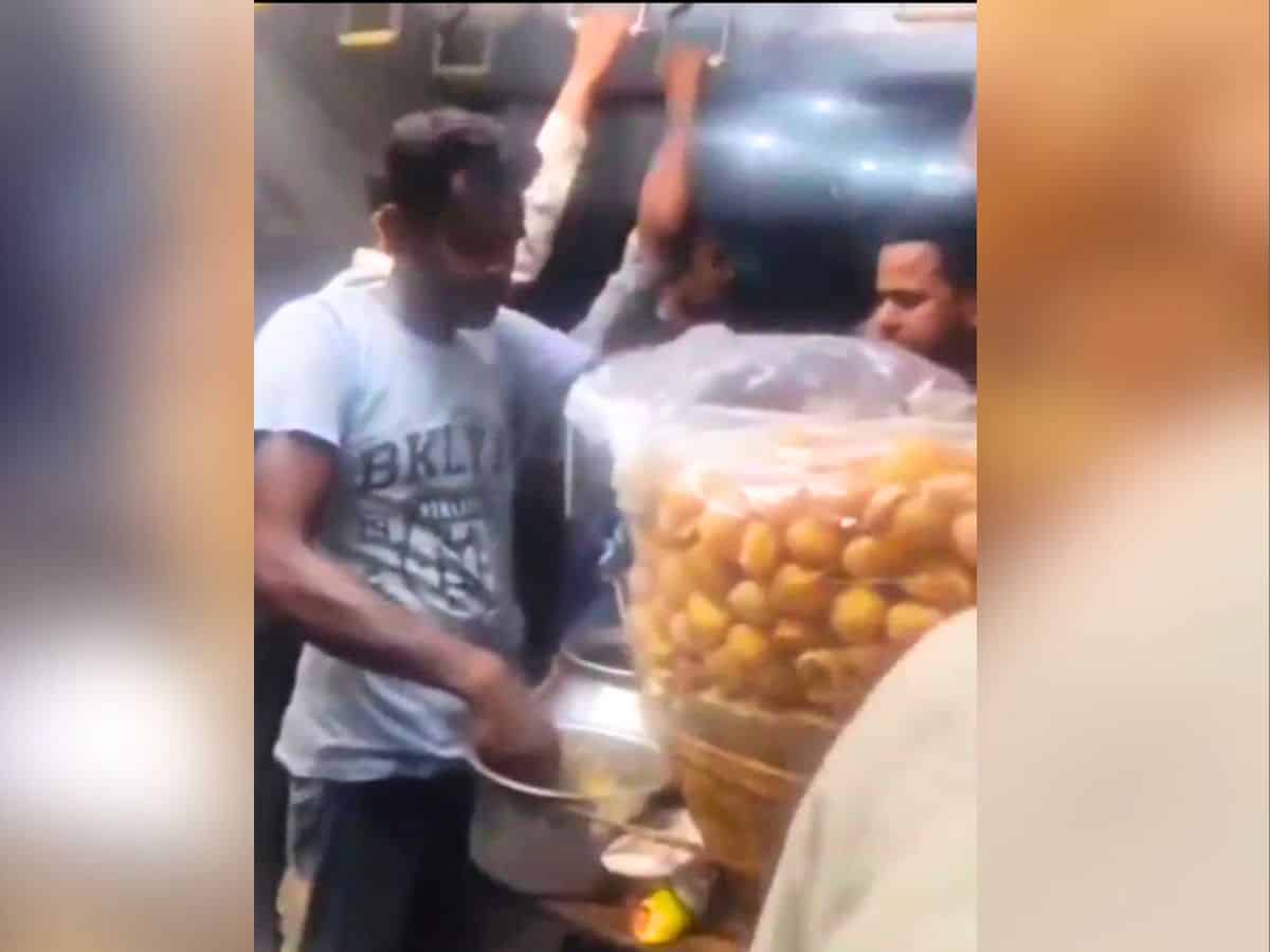 Pani puri on tracks; Passengers enjoy tangy street food in moving train