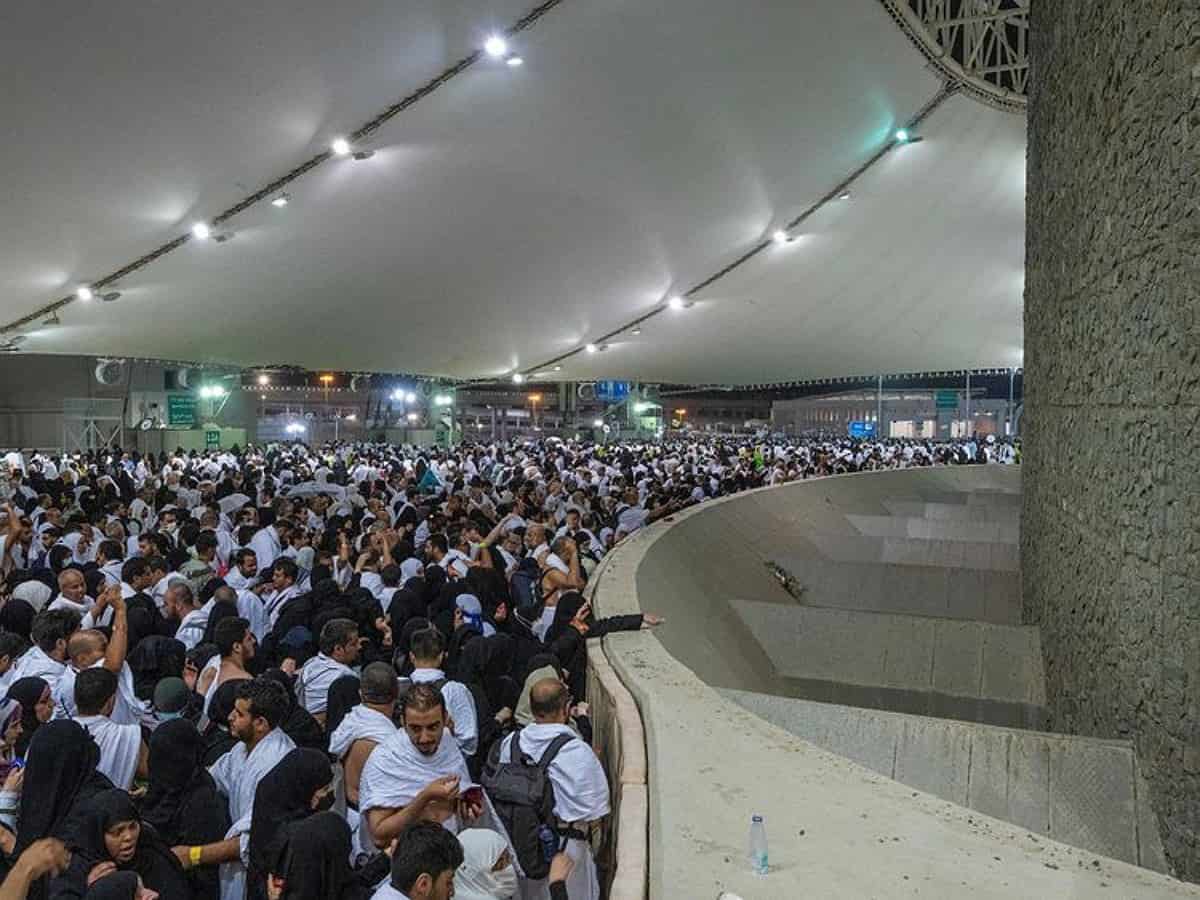 Eid Al Adha: Pilgrims 'stone the devil' in final Haj ritual