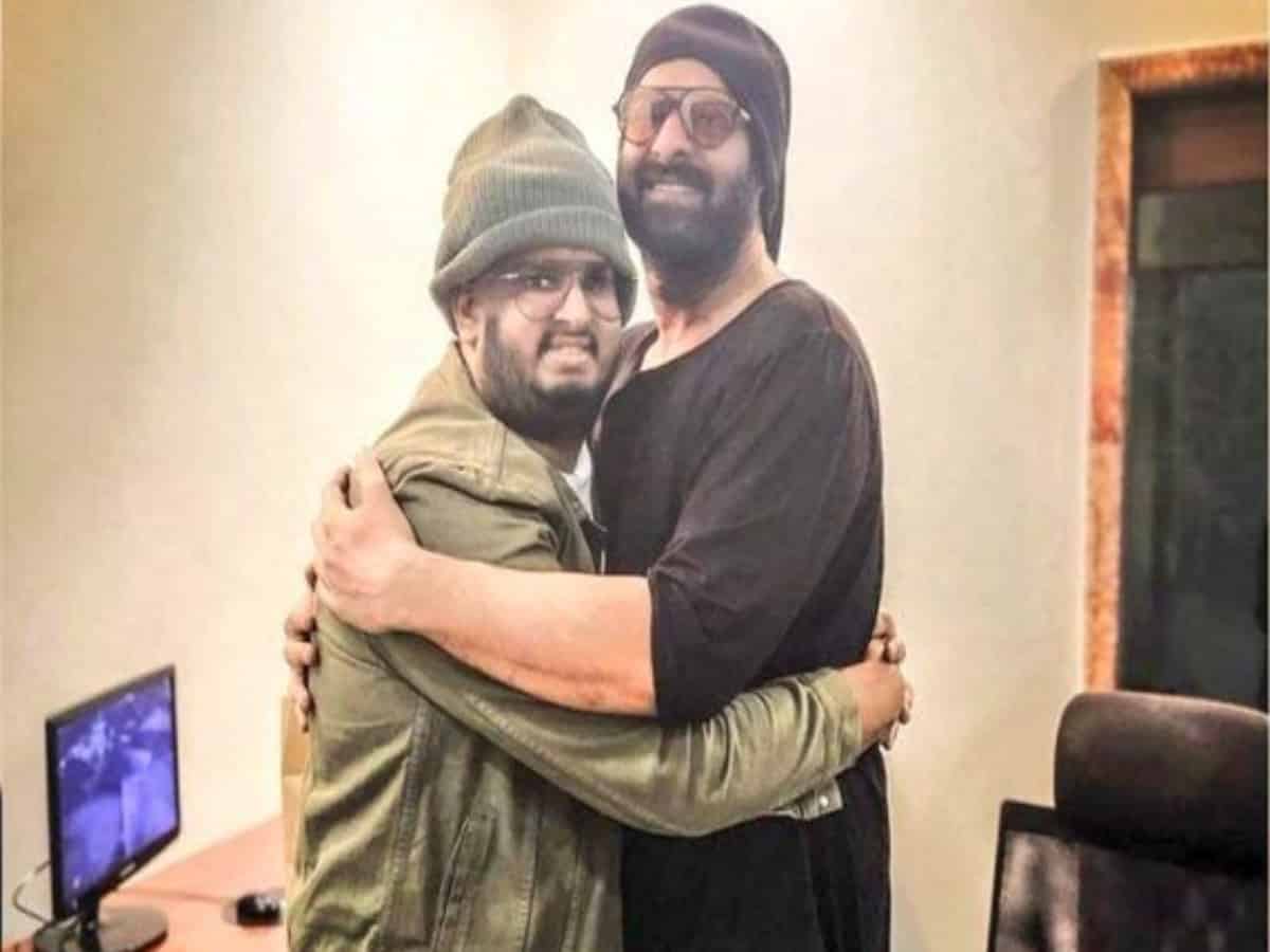 Prabhas fulfills fans' last wish in Hyderabad, see heart touching viral video