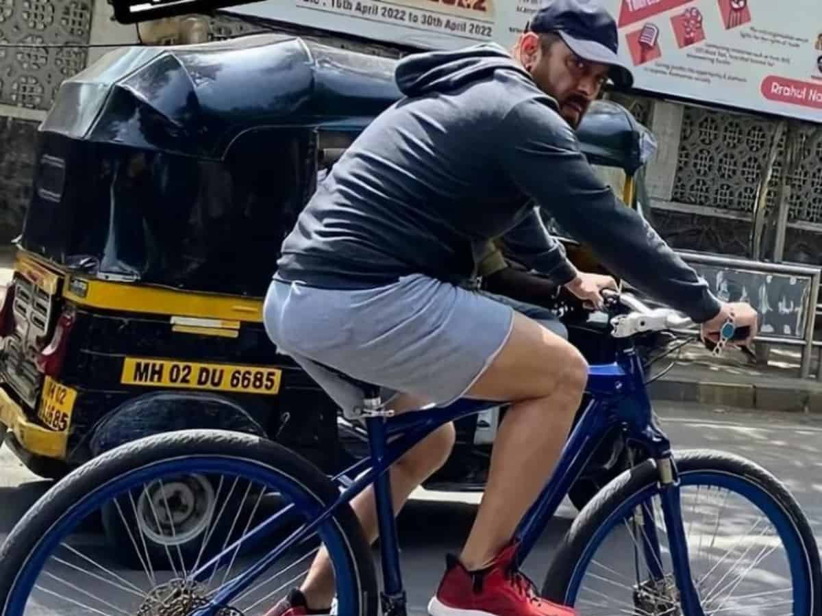 Salman Khan's casual bicycle ride charms fans in Mumbai