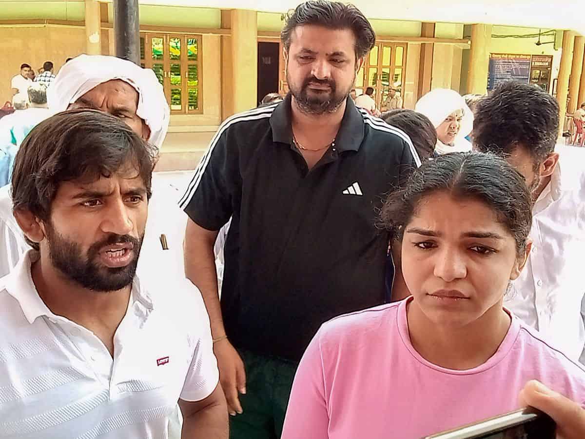 Wrestlers Bajrang Punia and Sakshi Malik during the 'mahapanchayat' in Sonipat (Photo: PTI)