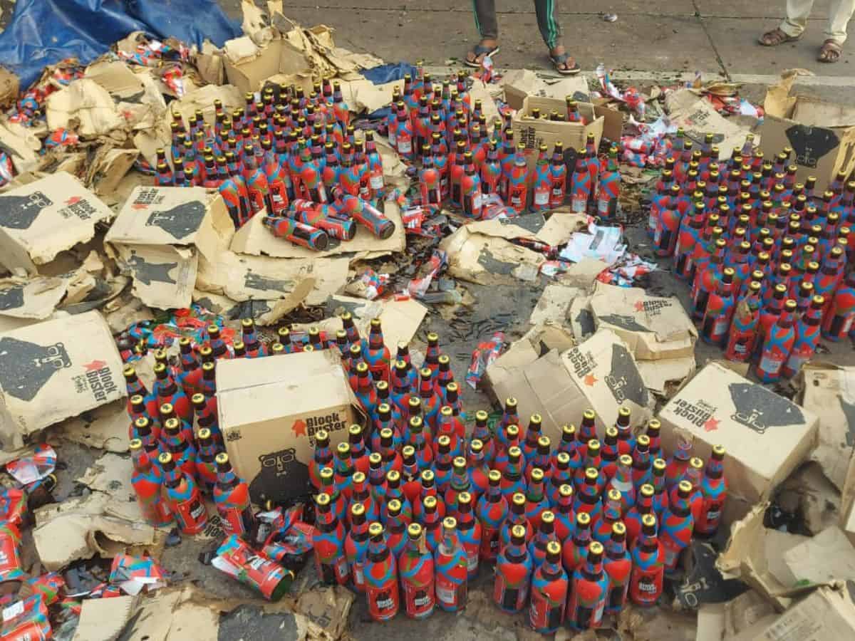 Video: People steal beer bottles after truck overturns in Andhra