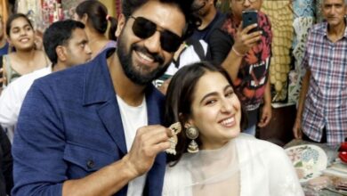 Vicky Kaushal, Sara Ali Khan go jhumka shopping in Delhi