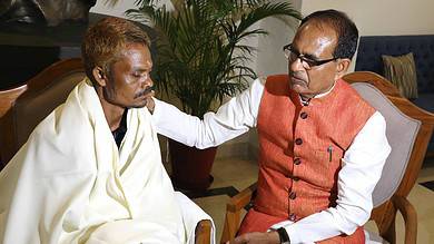 Shivraj Singh Chouhan honours Sidhi urination case victim