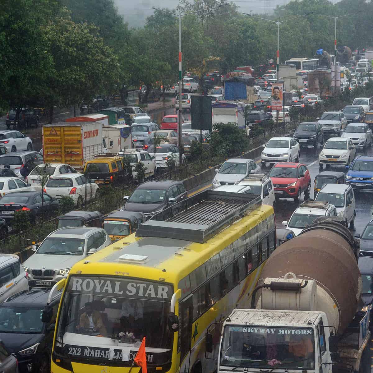 Hyderabad: Traffic police restricts large vehicles on roads