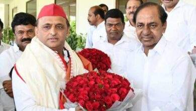 Akhilesh Yadav meets KCR in Hyderabad