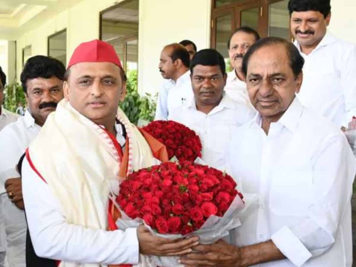 Akhilesh Yadav meets KCR in Hyderabad