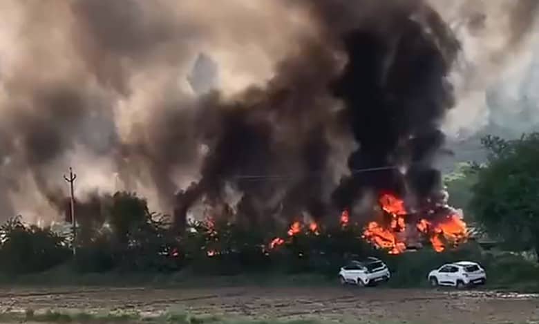 Cars set of fire after clashes broke out between two communities during a Shobha Yatra in Nuh district of Haryana (Screengrab)