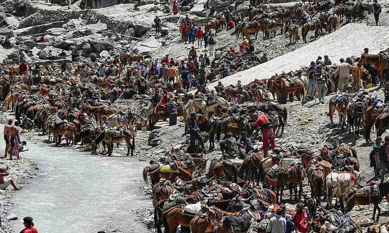 Amarnath pilgrim slips to death, another injured