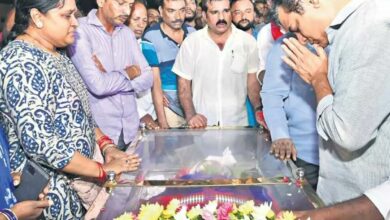 Leaders from different parties pay last respects to Gaddar