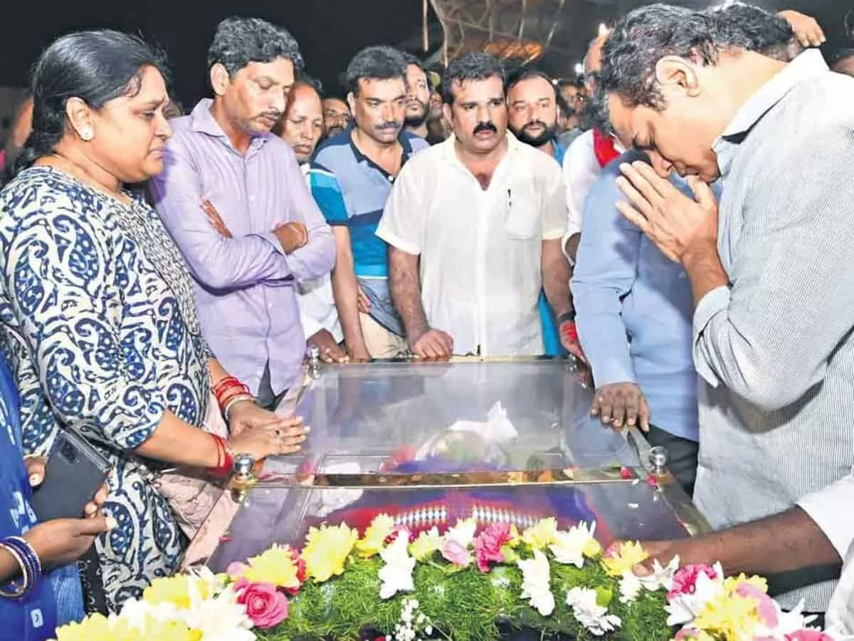 Leaders from different parties pay last respects to Gaddar