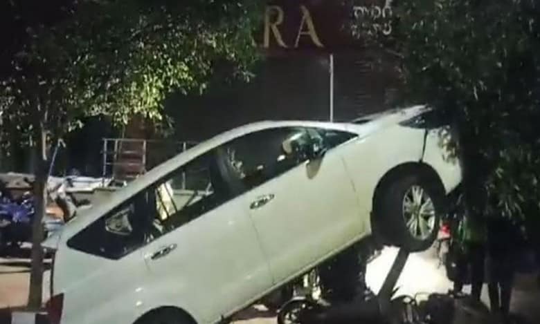 AP: Drunk woman rams car into parked two-wheelers in Visakhapatnam