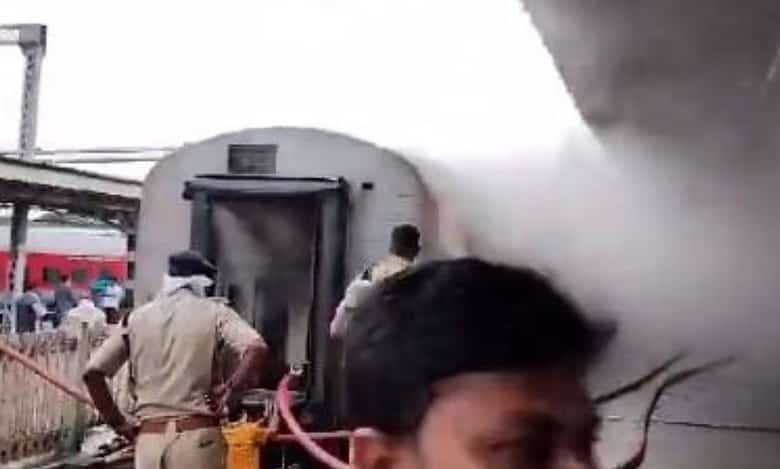 Fire breaks out in Udyan Daily Express at Bengaluru station