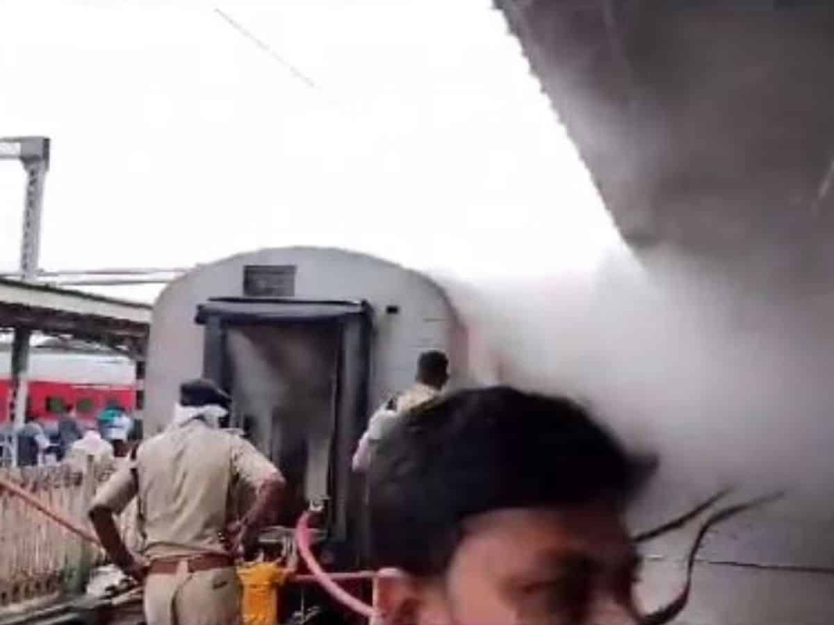 Fire breaks out in Udyan Daily Express at Bengaluru station
