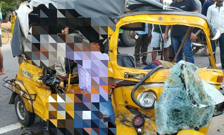 Telangana: Five die after truck collides with auto in Warangal