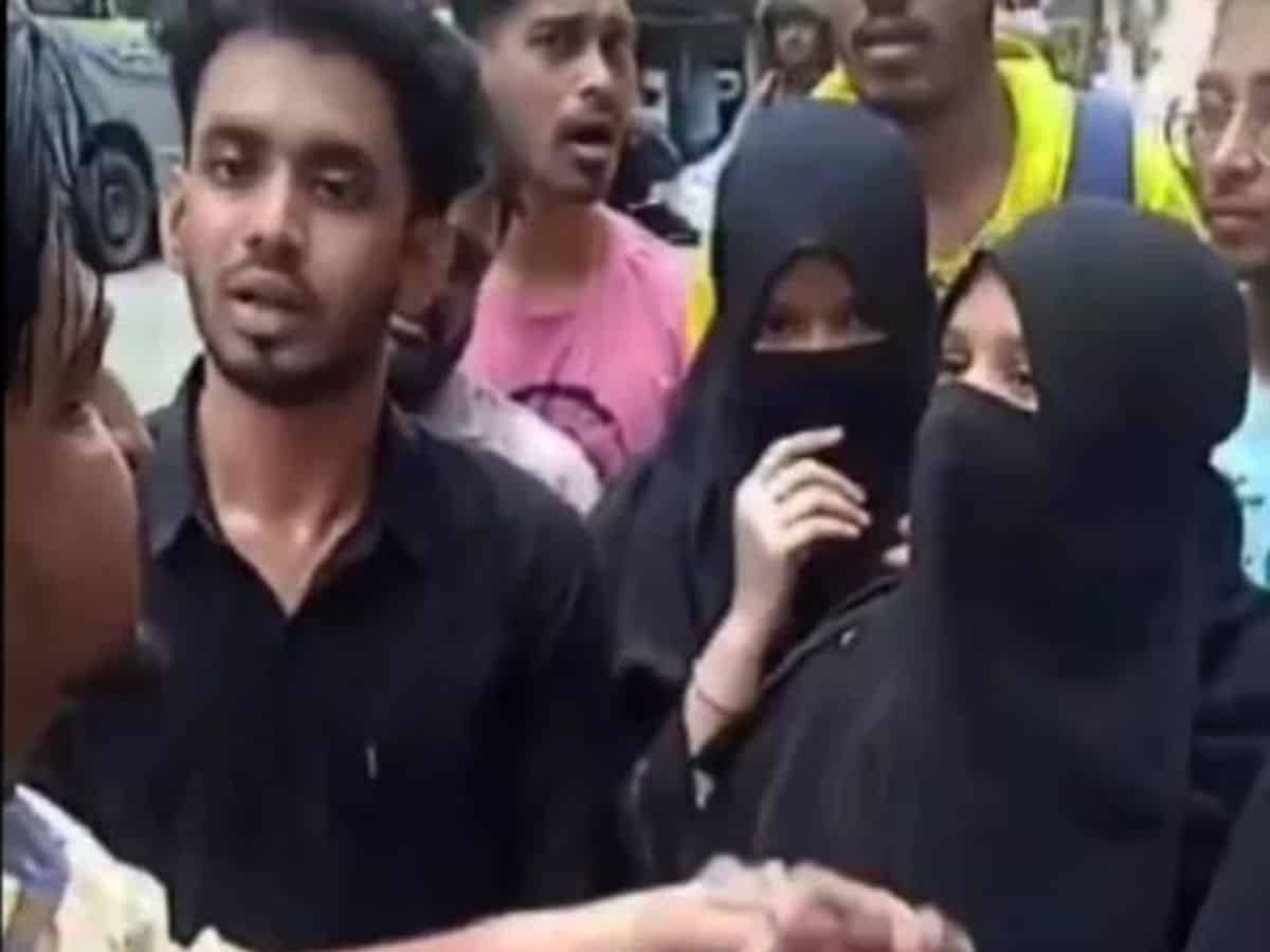 Girl in burqa stopped from entering Mumbai college, allowed after protest