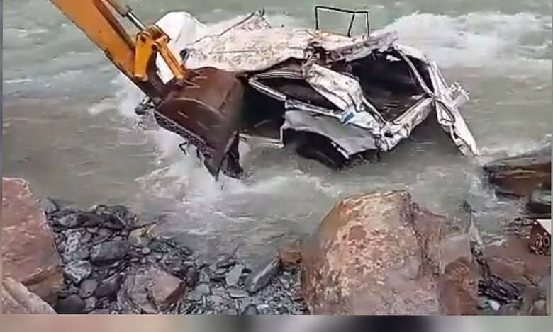 HP 7 killed, 4 injured as vehicle skids into river