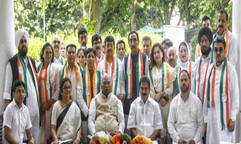 Several prominent leaders of Azad’s DPAP & AAP from J&K join Congress