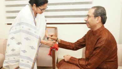 Mamata Banerjee ties rakhi to Uddhav Thackeray