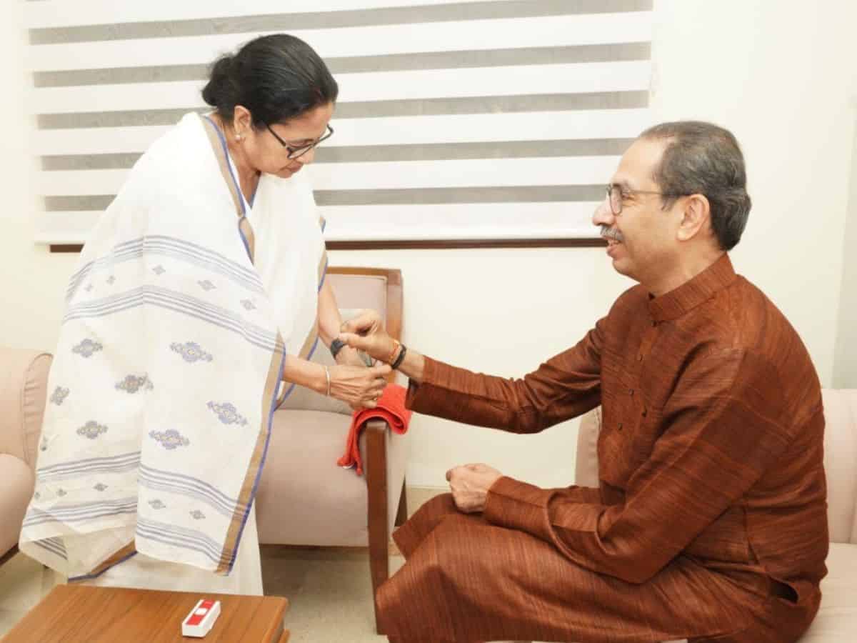 Mamata Banerjee ties rakhi to Uddhav Thackeray