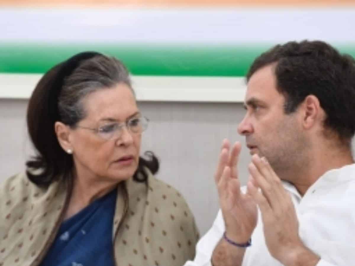 Rahul Gandhi and Sonia Gandhi indulge in a conversation.