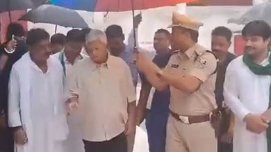 Sub-Divisional Police Officer (SDPO) of Gopalganj district held an umbrella for Lalu Prasad Yadav