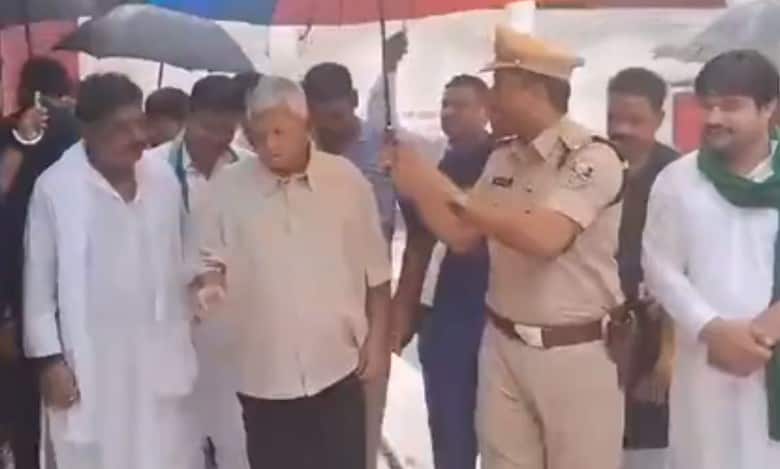 Sub-Divisional Police Officer (SDPO) of Gopalganj district held an umbrella for Lalu Prasad Yadav